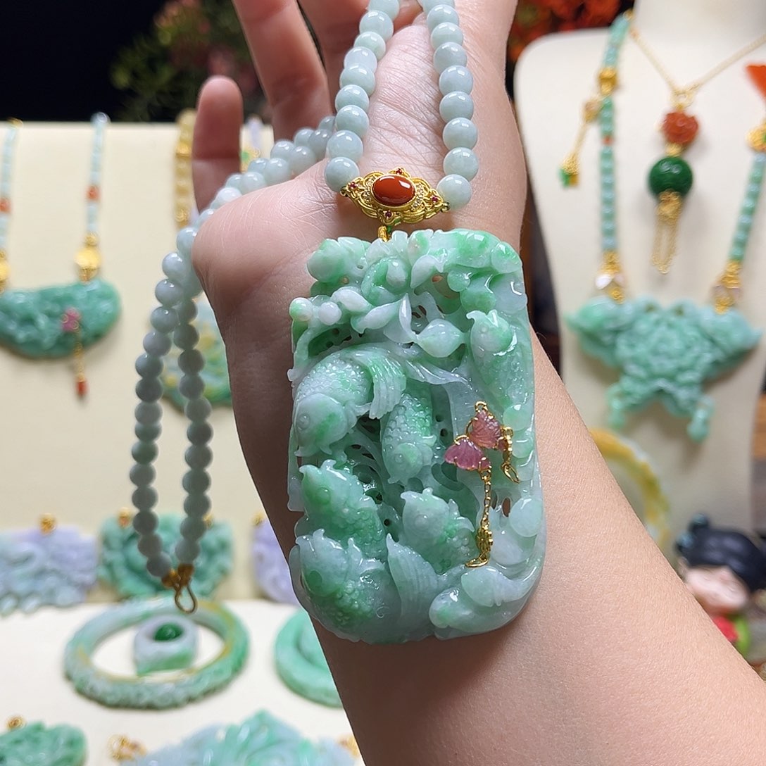 翡翠颈饰未镶嵌鱼戏荷花