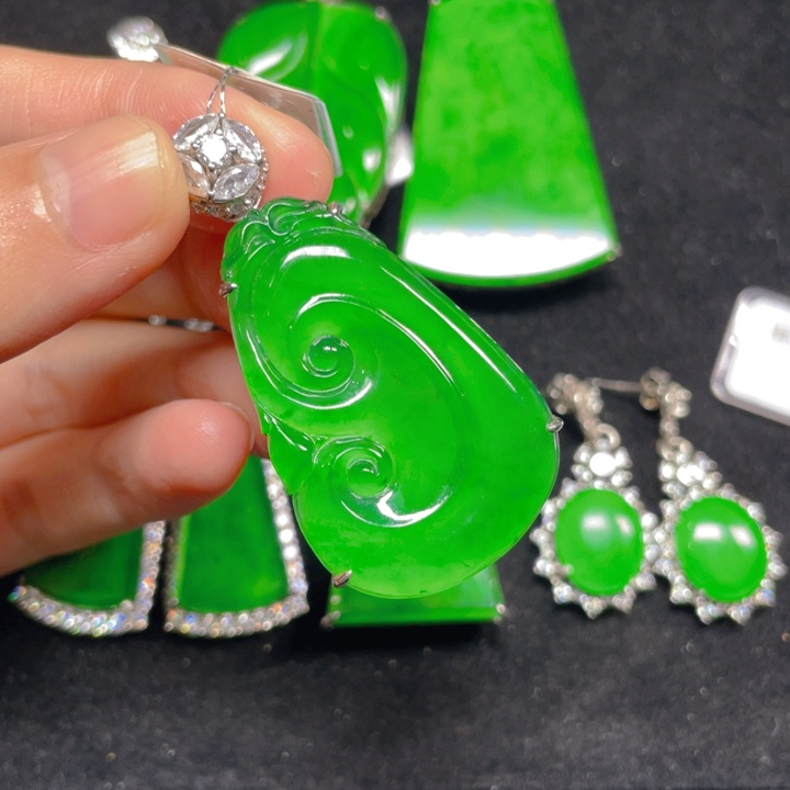 翡翠颈饰银S925镶嵌吊坠