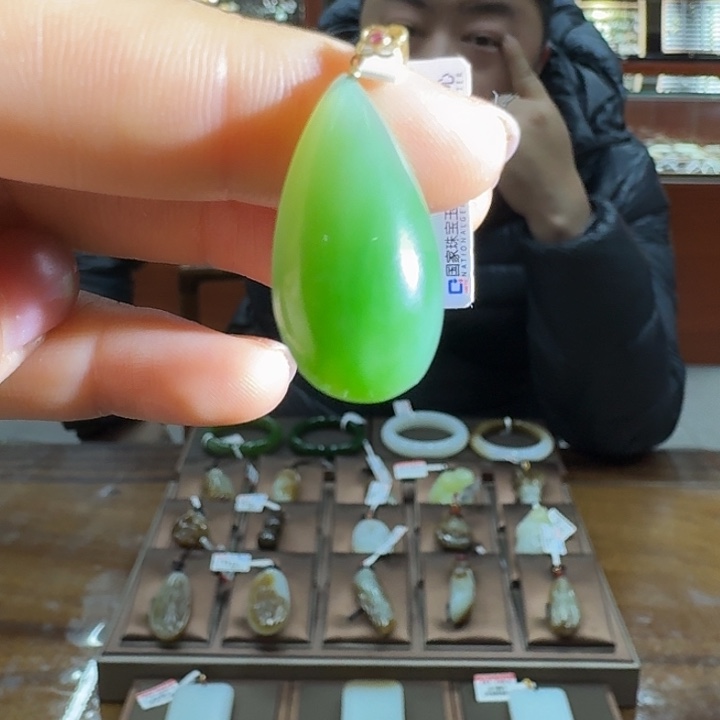 和田玉吊坠(不含链)足银镀金镶嵌碧玉水滴吊坠