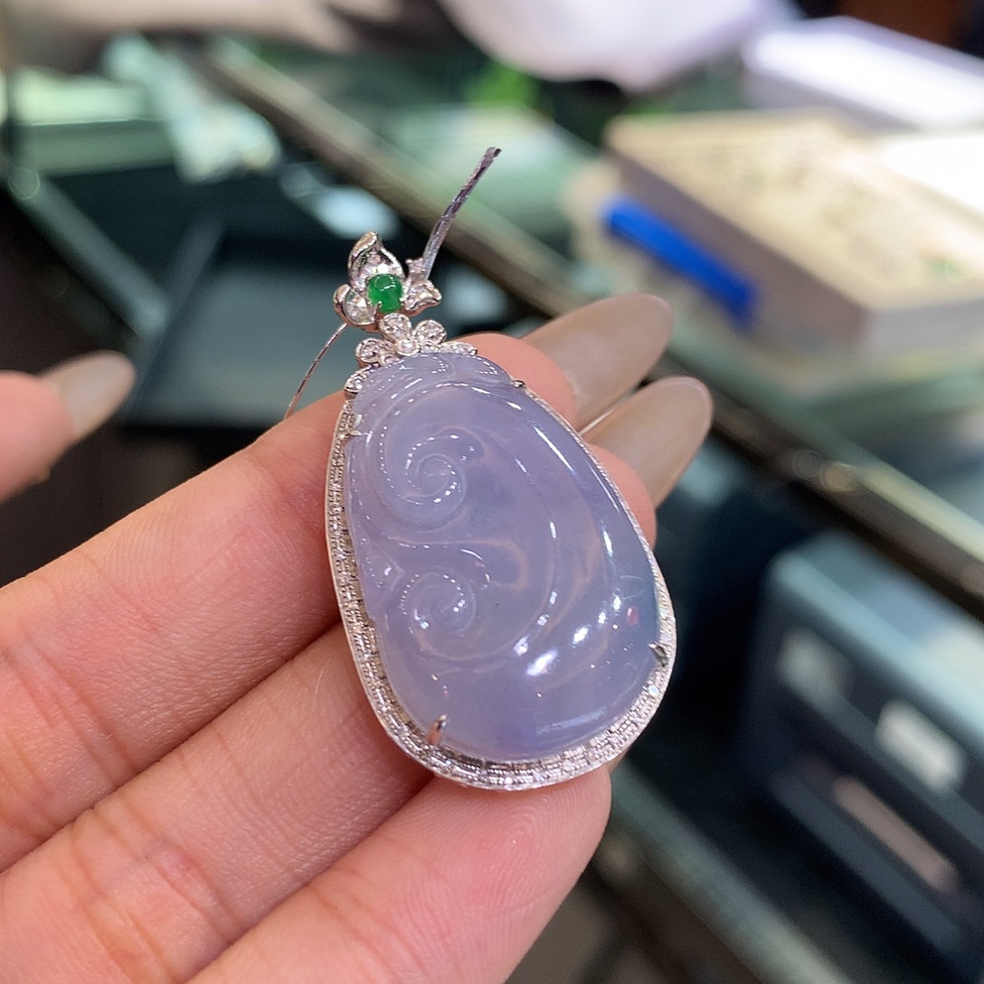 翡翠吊坠(不含链)18K金镶嵌自****?