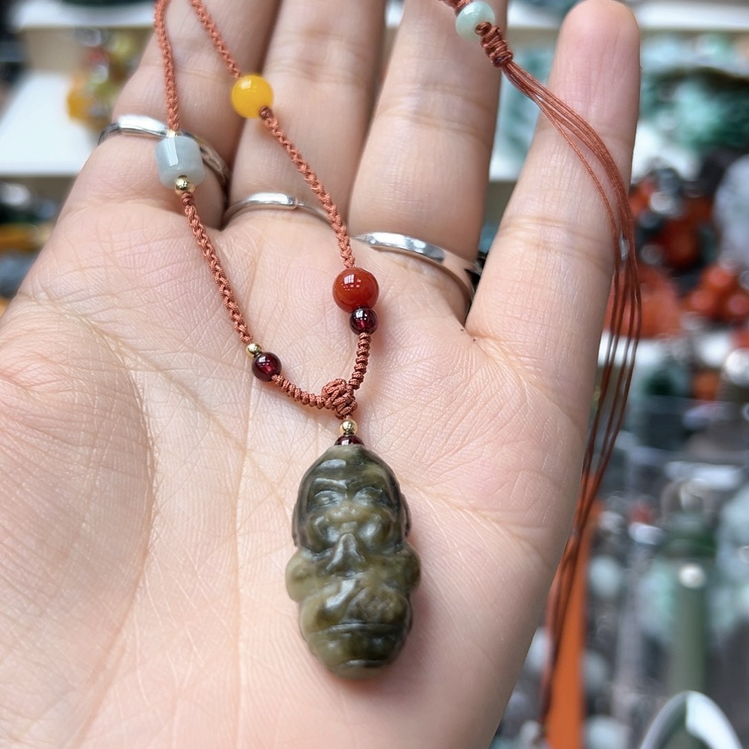 翡翠颈饰未镶嵌?****杨