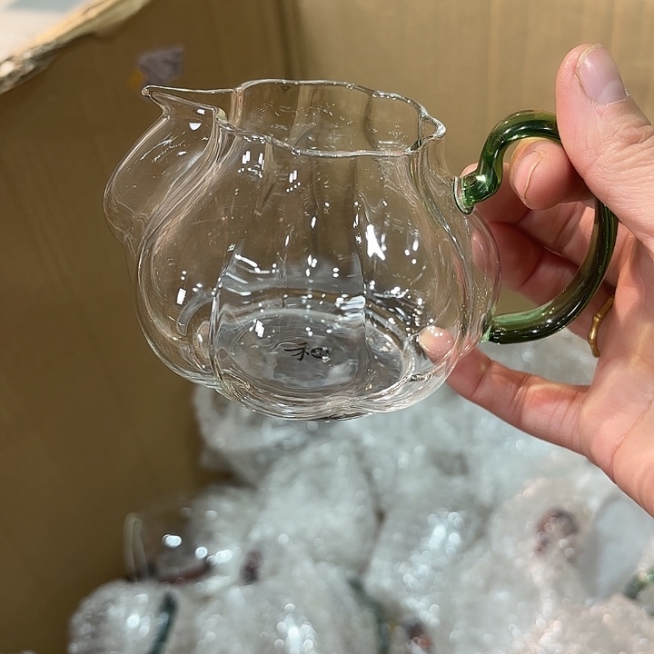 鸟公杯浅绿薇瑕。       