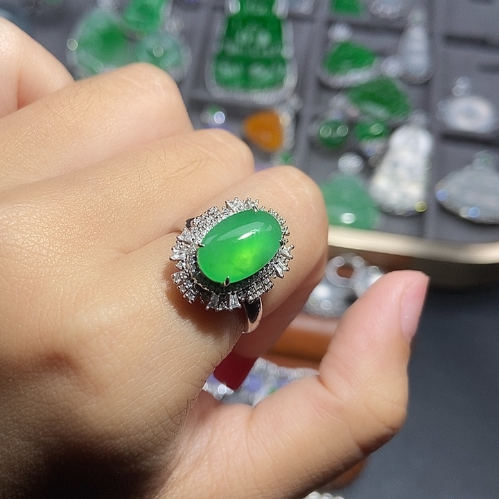 颈饰18K金镶嵌翡翠