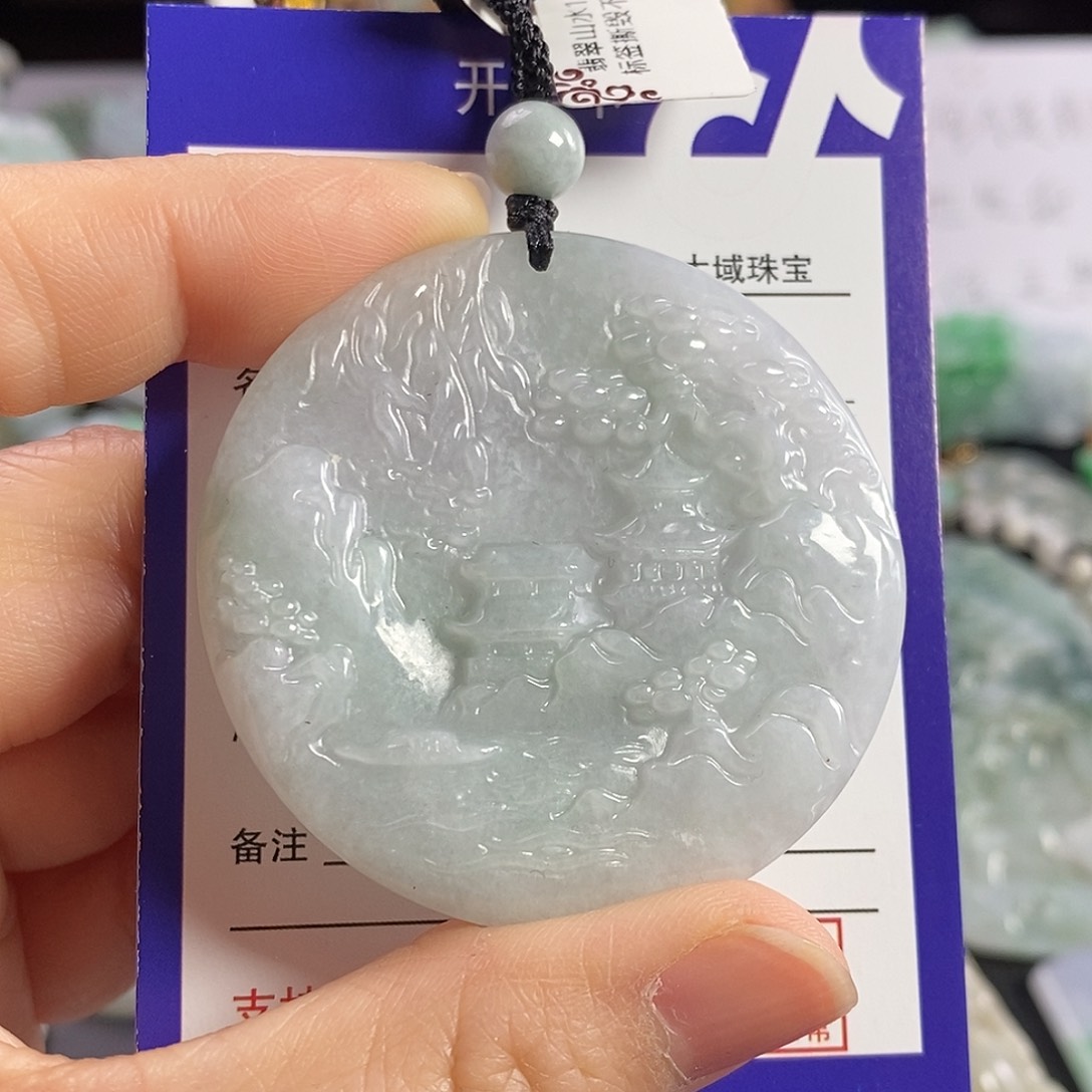 翡翠颈饰未镶嵌山水