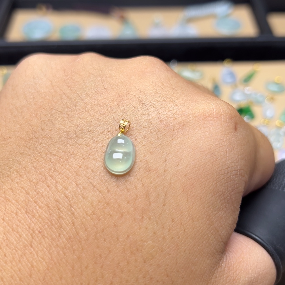 翡翠18K金镶嵌颈饰豆子