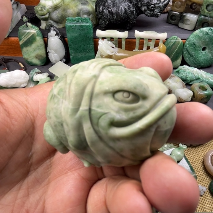 独山玉未镶嵌珠宝半成品有瑕疵