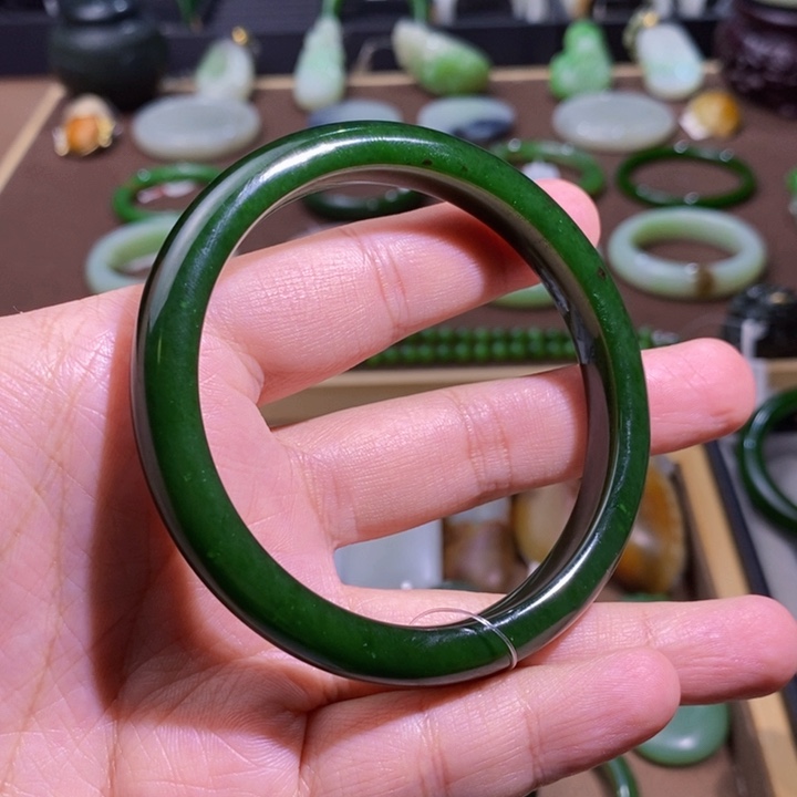 和田玉碧玉红皮菠菜绿手镯63圈口45.06克未镶嵌