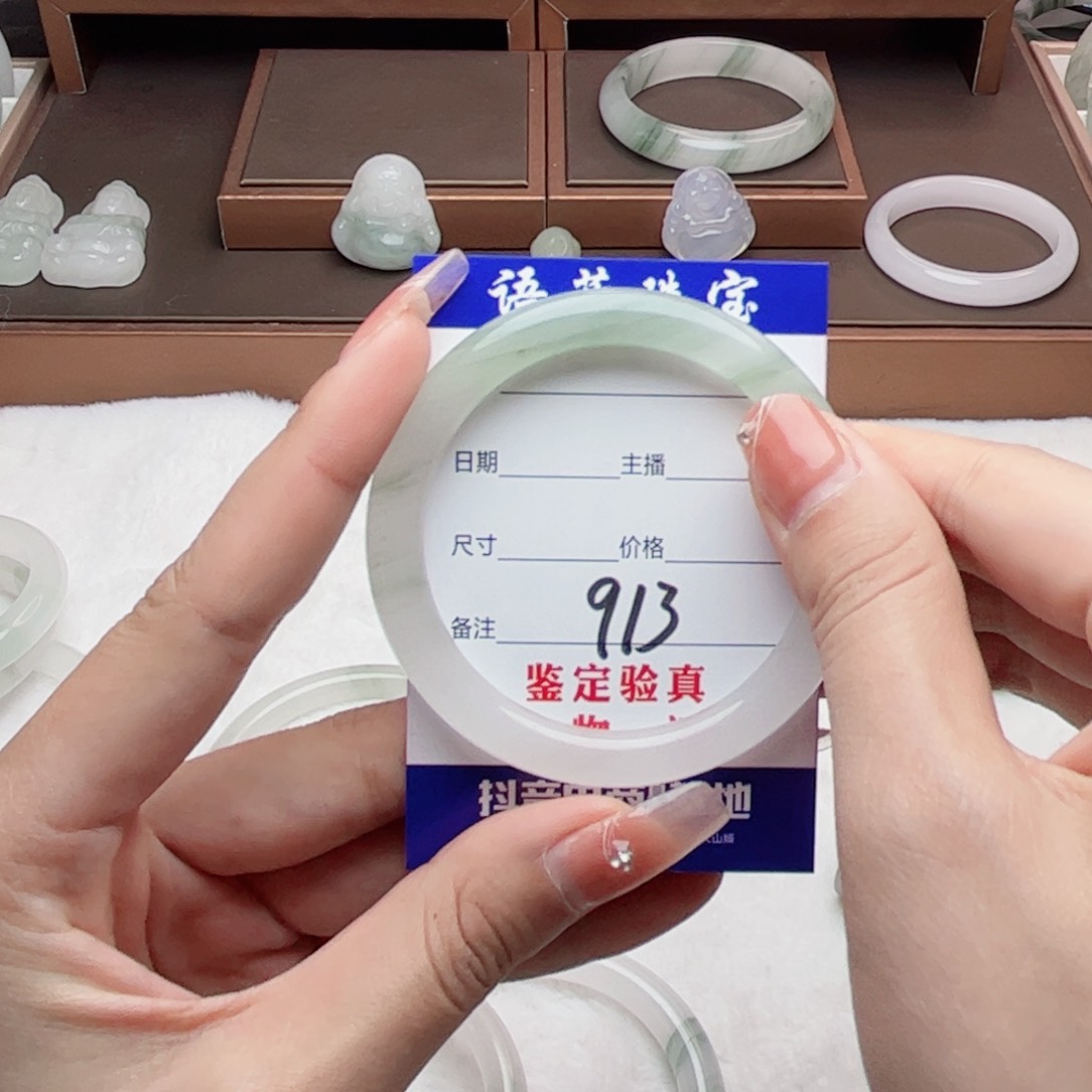 石英质玉手镯未镶嵌低**笑