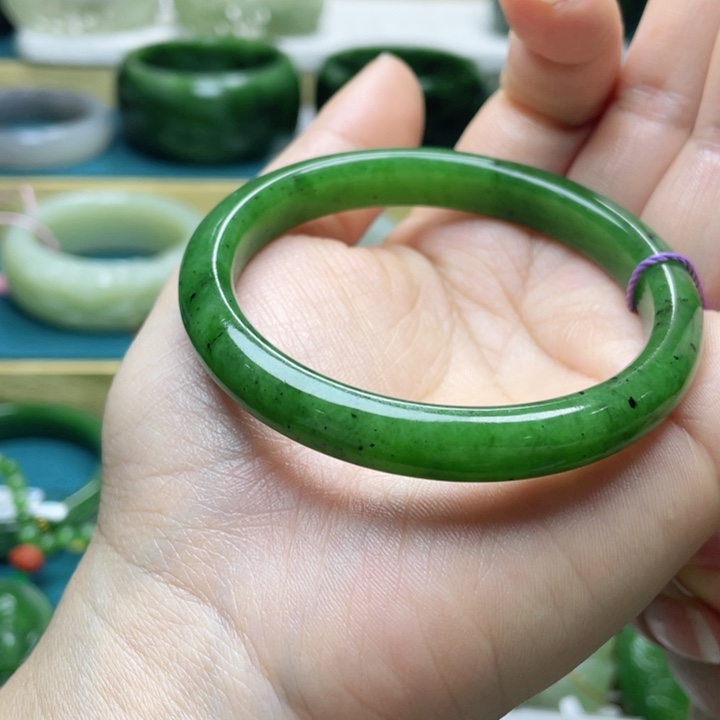 和田玉手镯57口。编号30未镶嵌