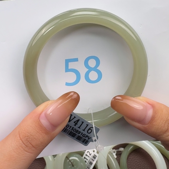 L****和田玉未镶嵌手镯