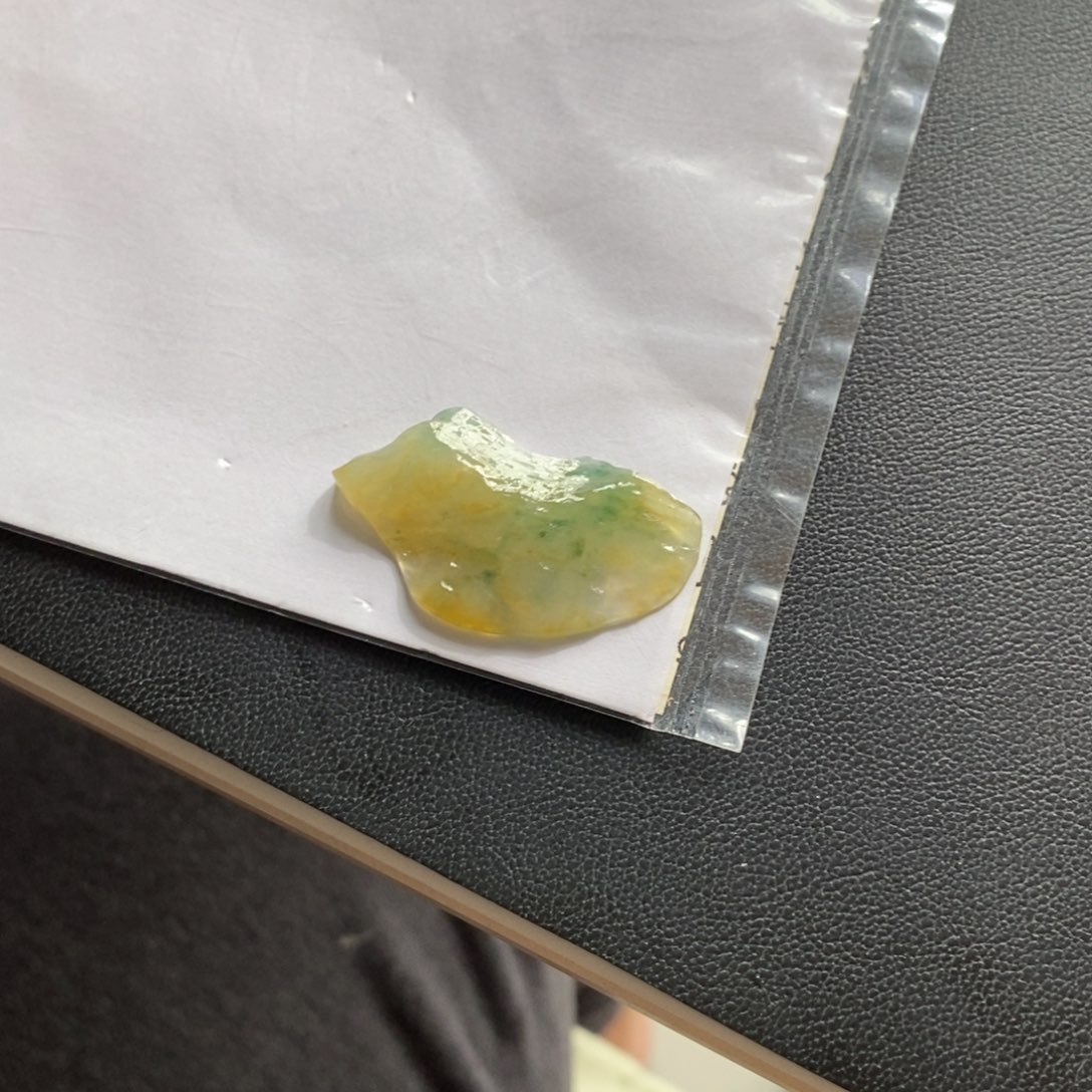 定制翡翠未镶嵌黄加绿飘花随形
