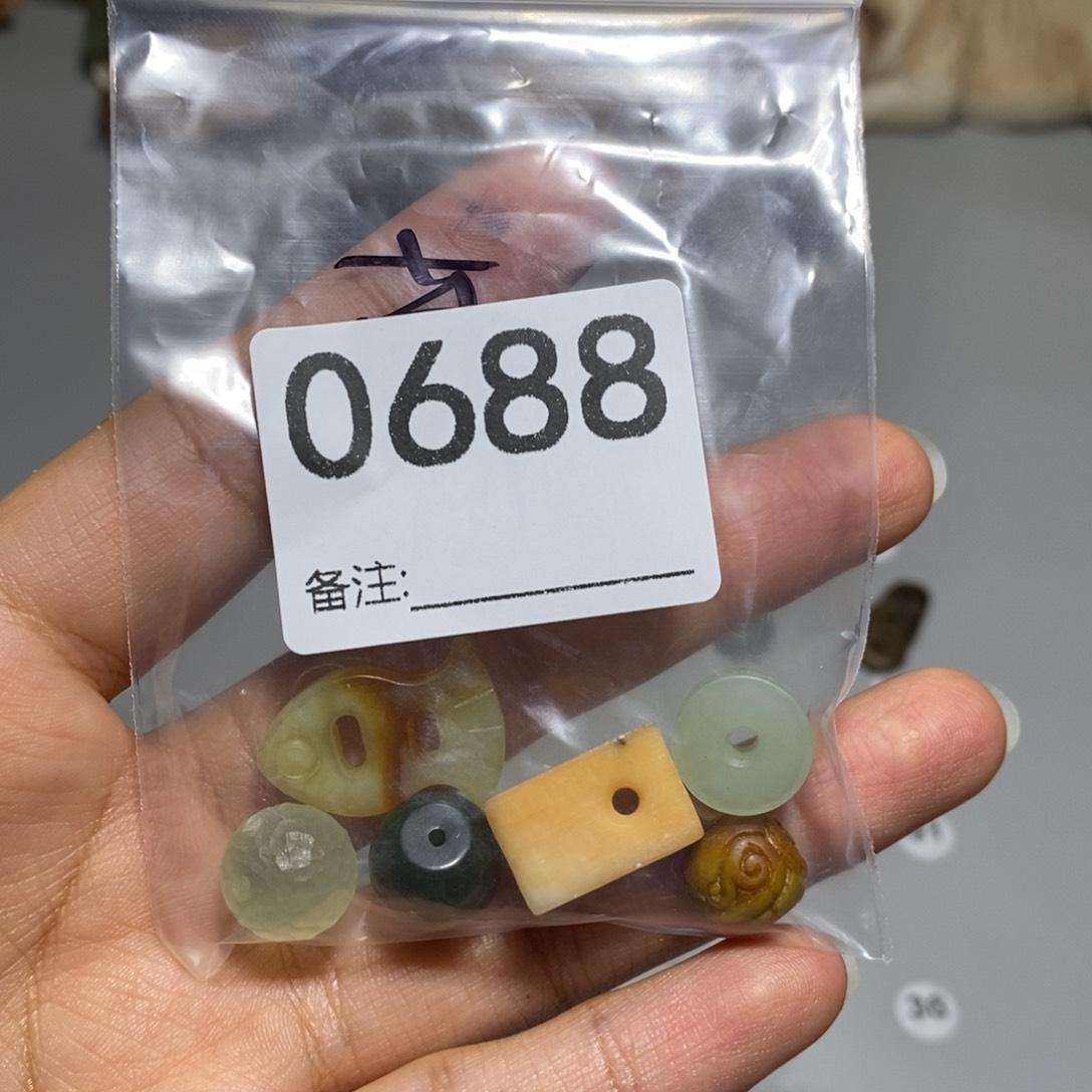 颈饰未镶嵌透闪石质玉蕾