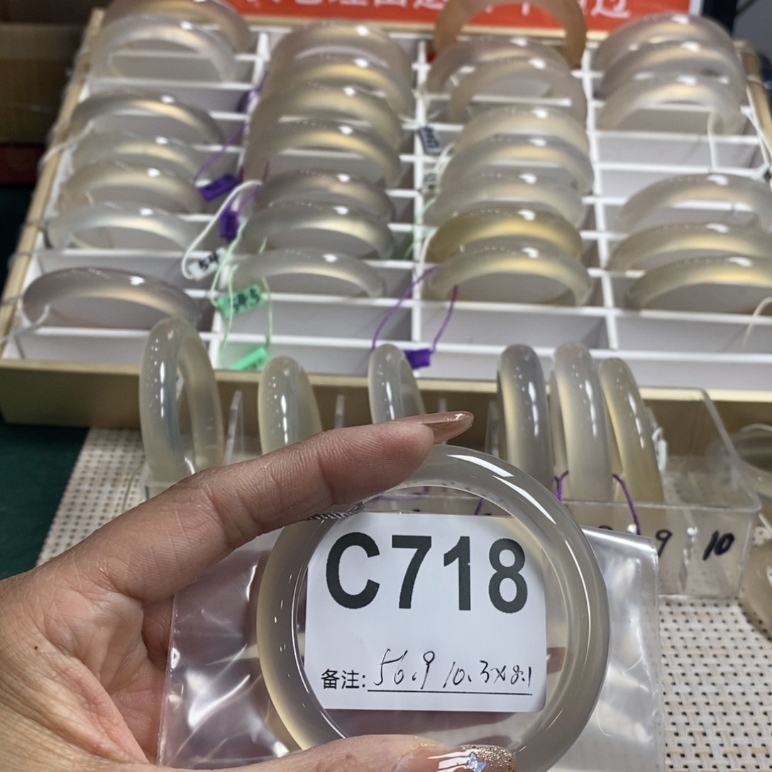 玛瑙/玉髓手镯未镶嵌f****。