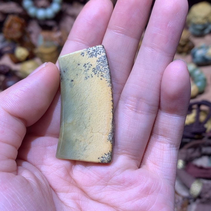 未镶嵌岫岩河磨玉（透闪石质玉）挂件