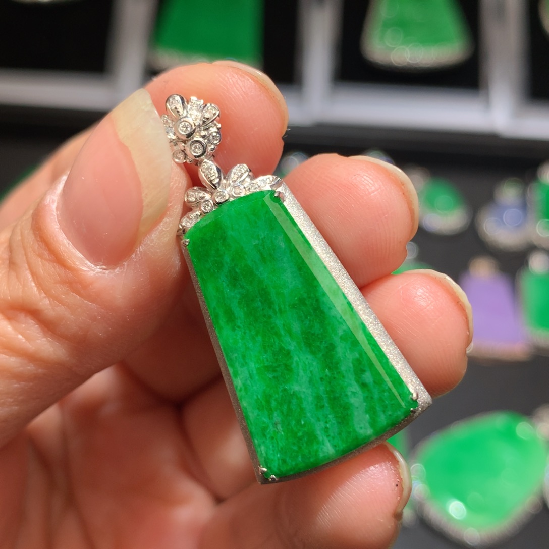 翡翠颈饰18K金镶嵌翡翠