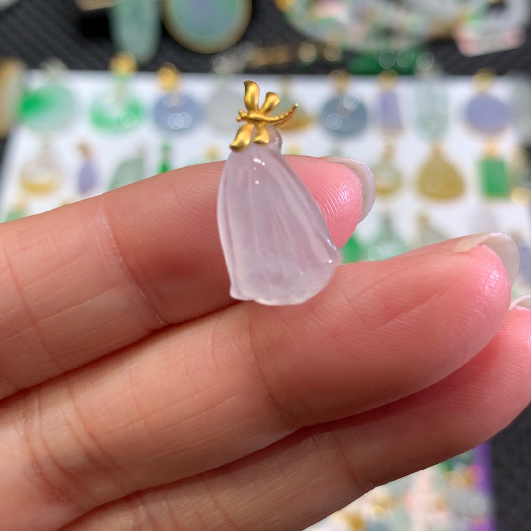 翡翠颈饰18K金镶嵌翡翠吊坠的未镶嵌