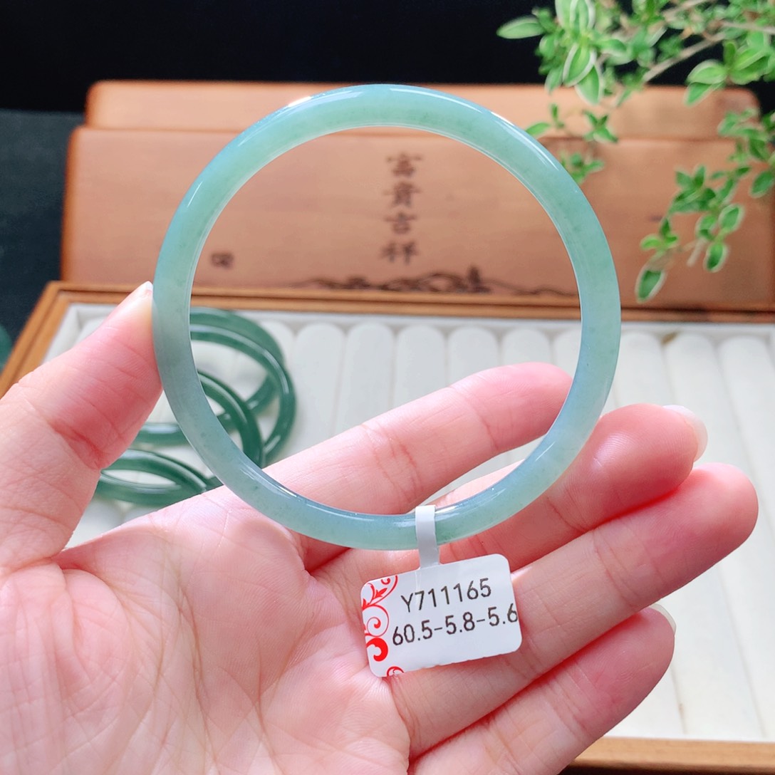 未镶嵌手镯（圆镯）翡翠