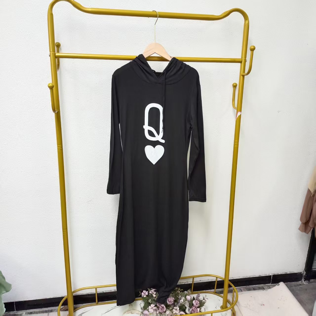 唯琳剪标   8仓B7-11-80-40款   黑色Q字母连帽连衣裙