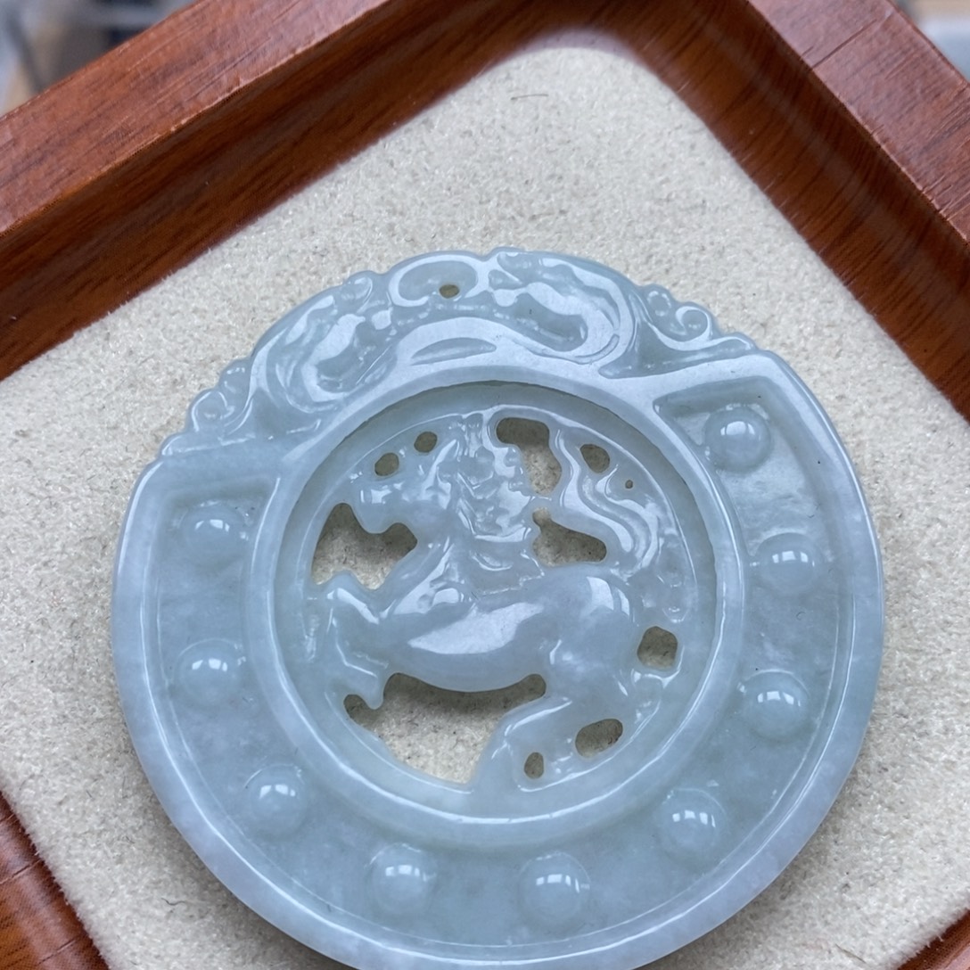 l***n翡翠未镶嵌颈饰马牌