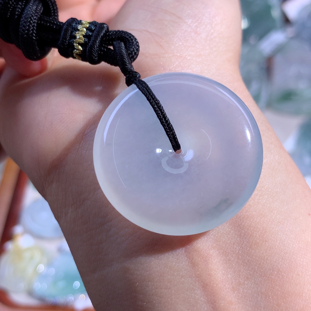 翡翠颈饰未镶嵌平安扣