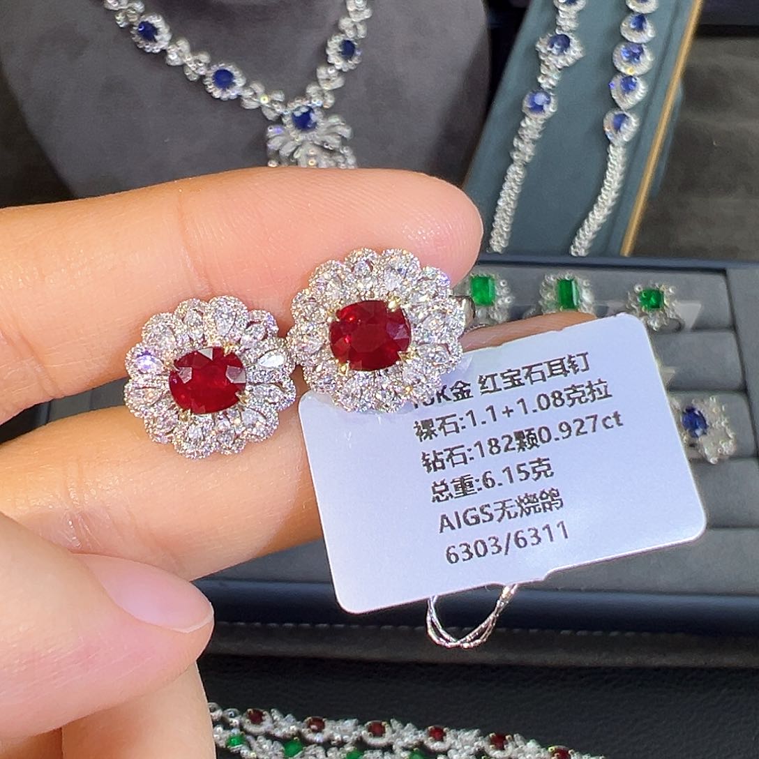 红宝石耳拍18K金镶嵌