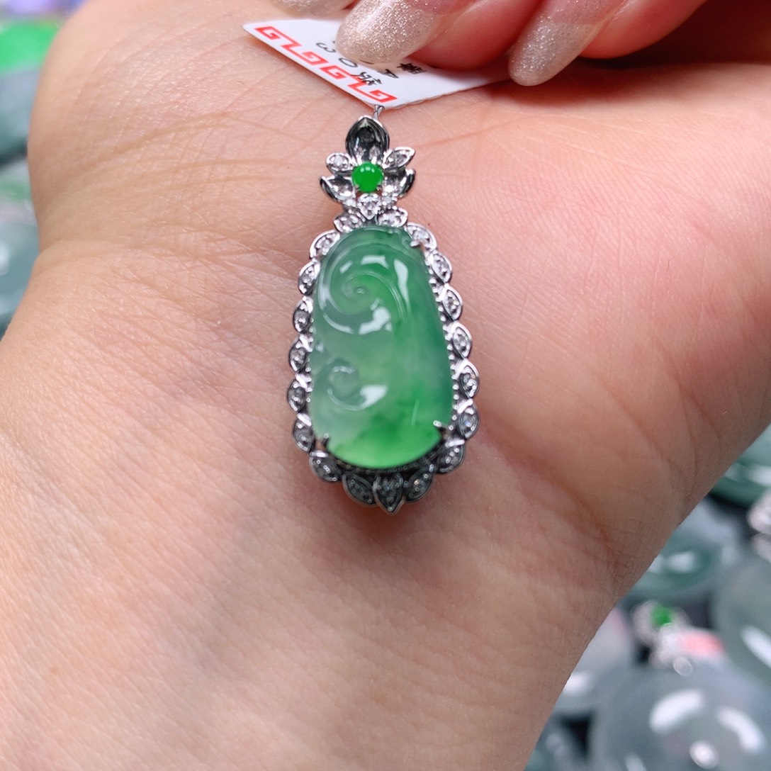 翡翠颈饰18K金镶嵌天然翡翠