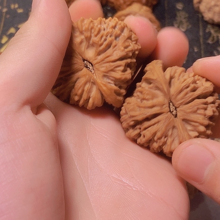 我***光文玩核桃吊坠南疆