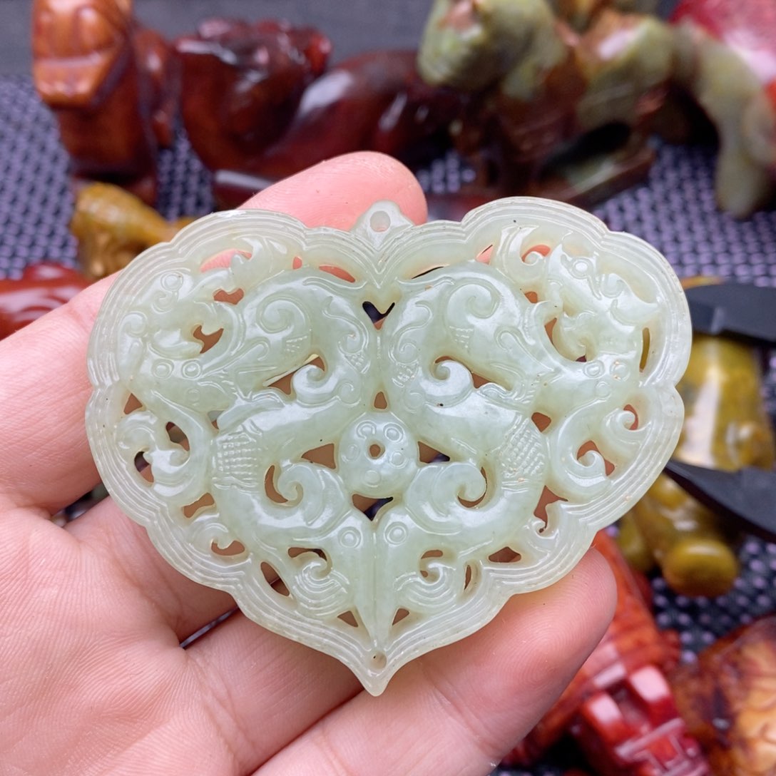 蛇纹石玉颈饰未镶嵌