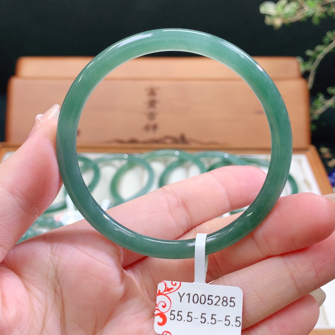 翡翠手镯未镶嵌天然