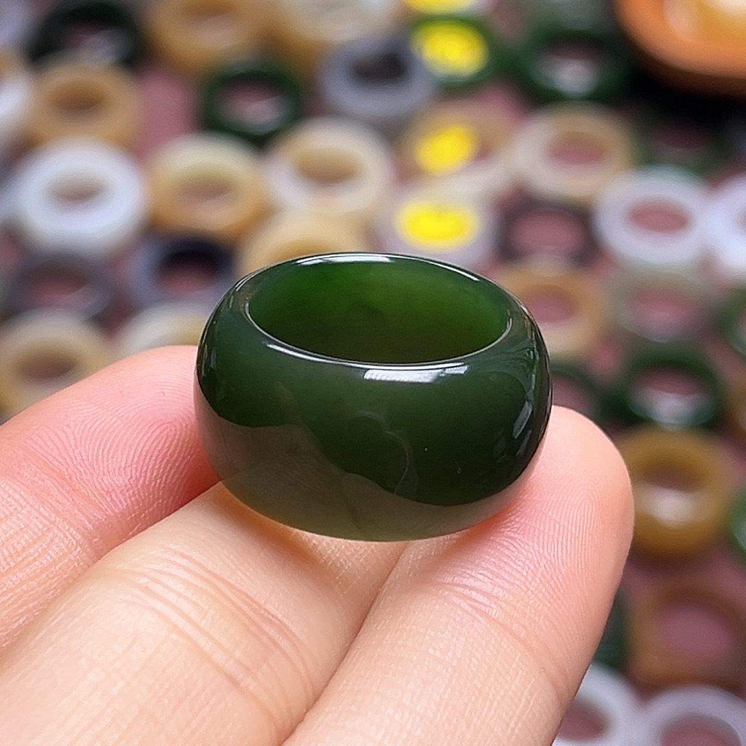 L***i和田玉未镶嵌戒指