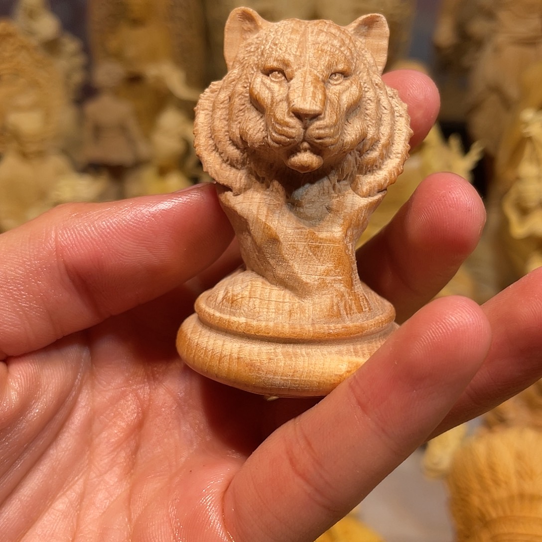 黄杨木举木虎头把件