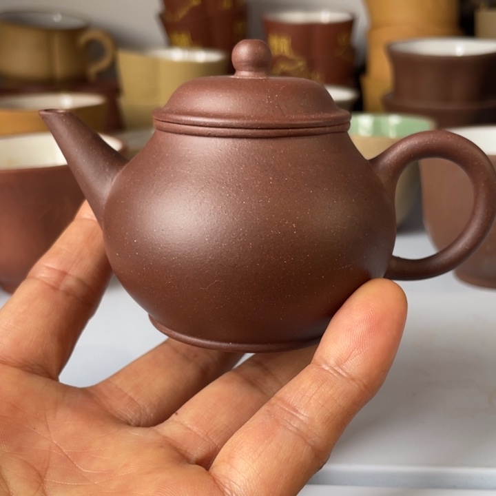 三***和紫砂茶壶在干嘛，不