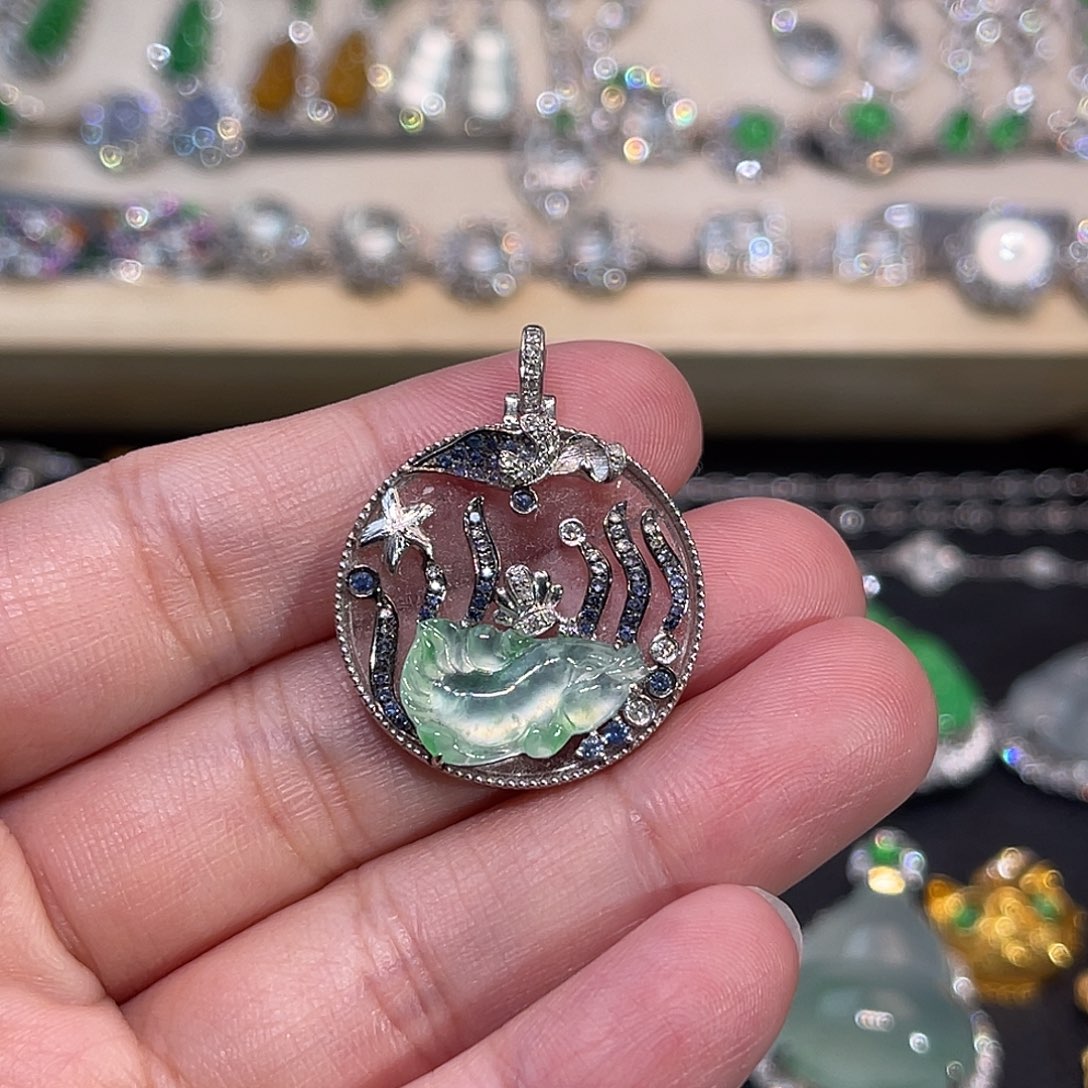 翡翠18K金镶嵌颈饰多宝圆牌金鱼