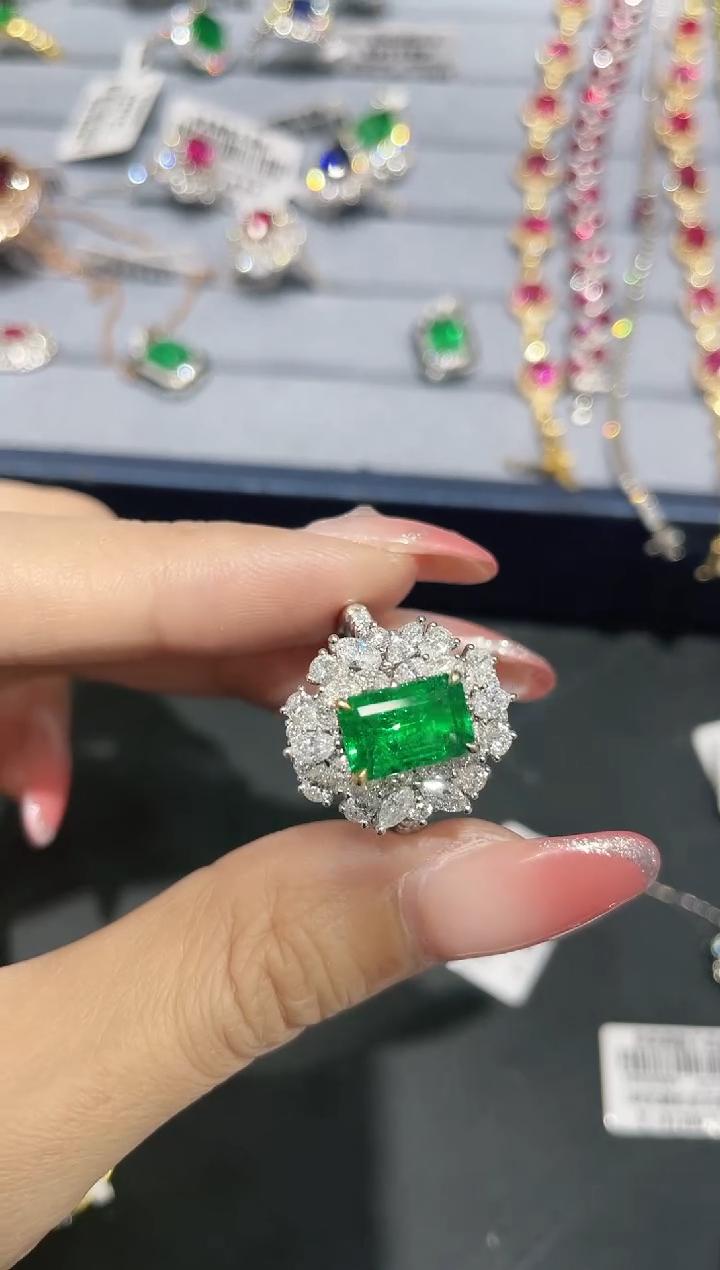 18K金镶嵌天然祖母绿戒指