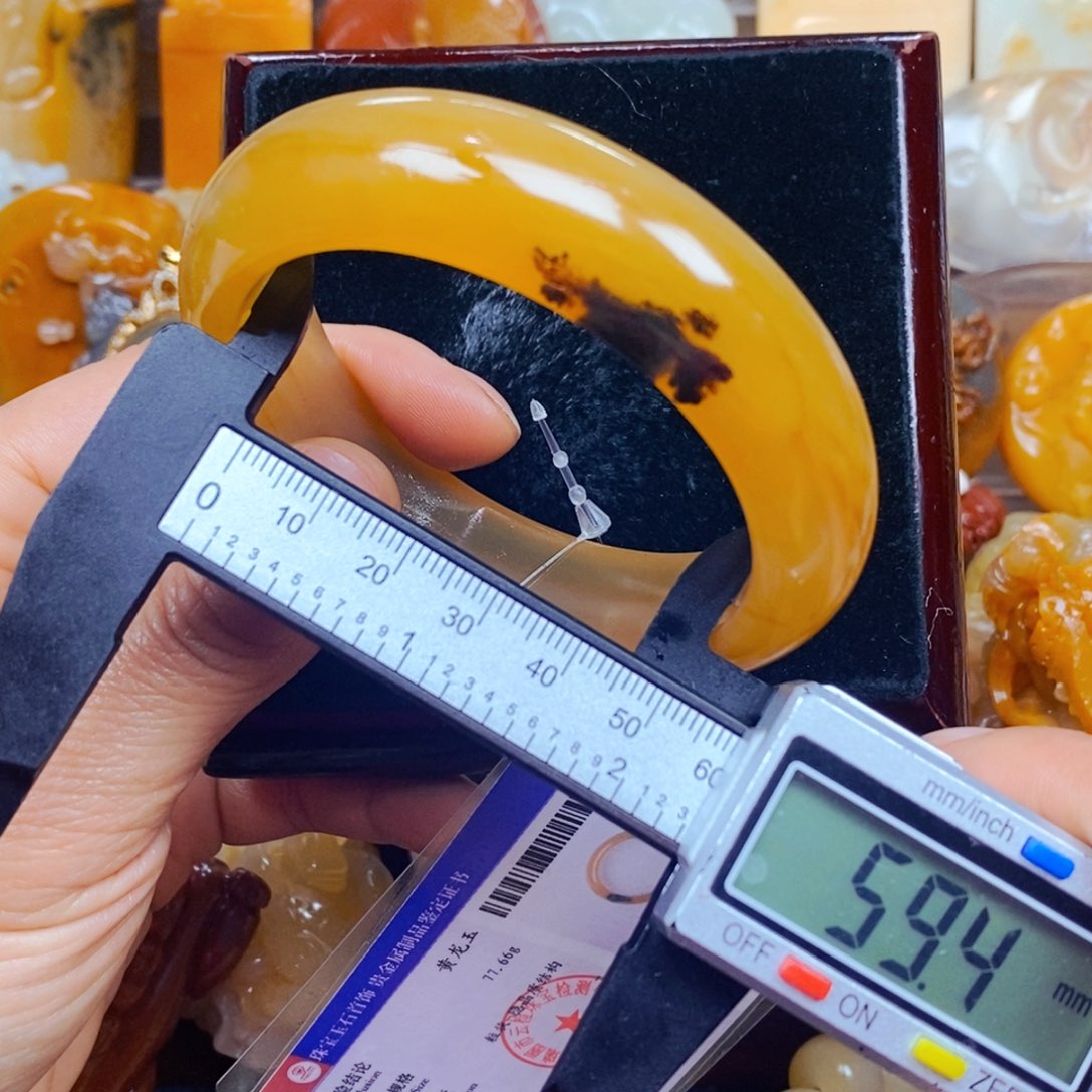 石英质玉（黄龙玉）颈饰未镶嵌