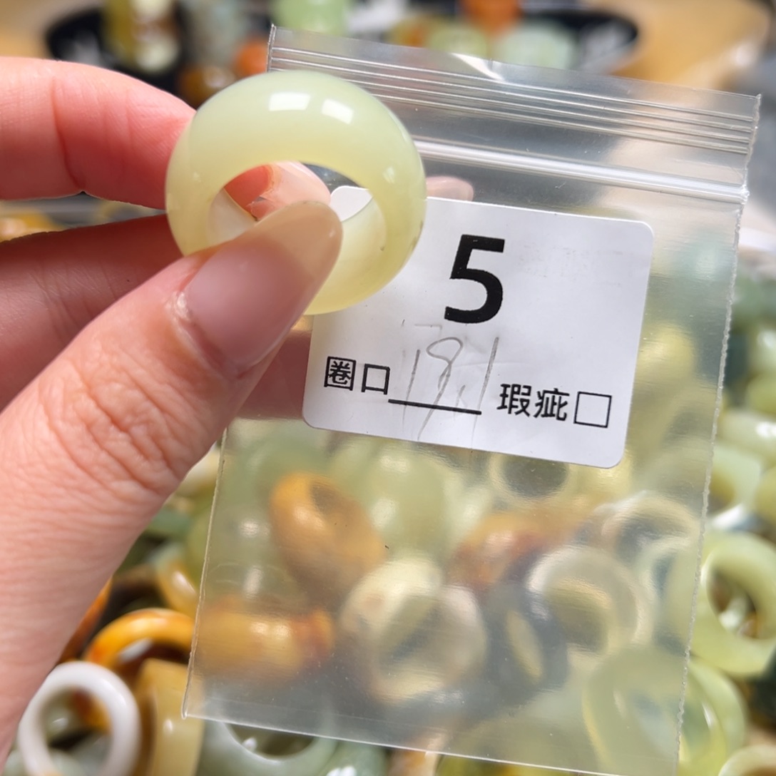 欧***子蛇纹石玉未镶嵌戒指