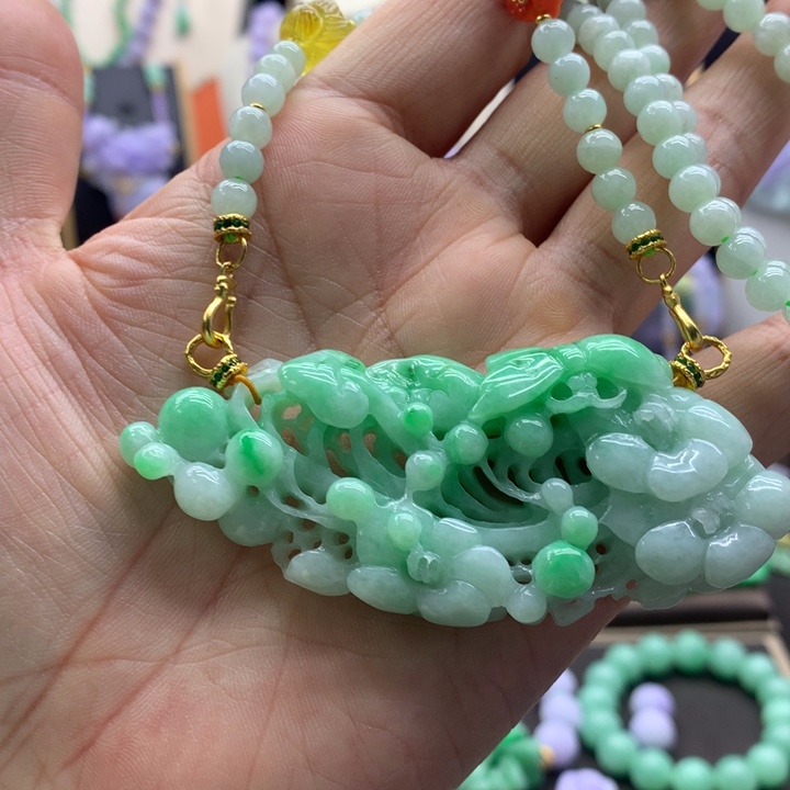 翡翠吊坠(赠链)未镶嵌