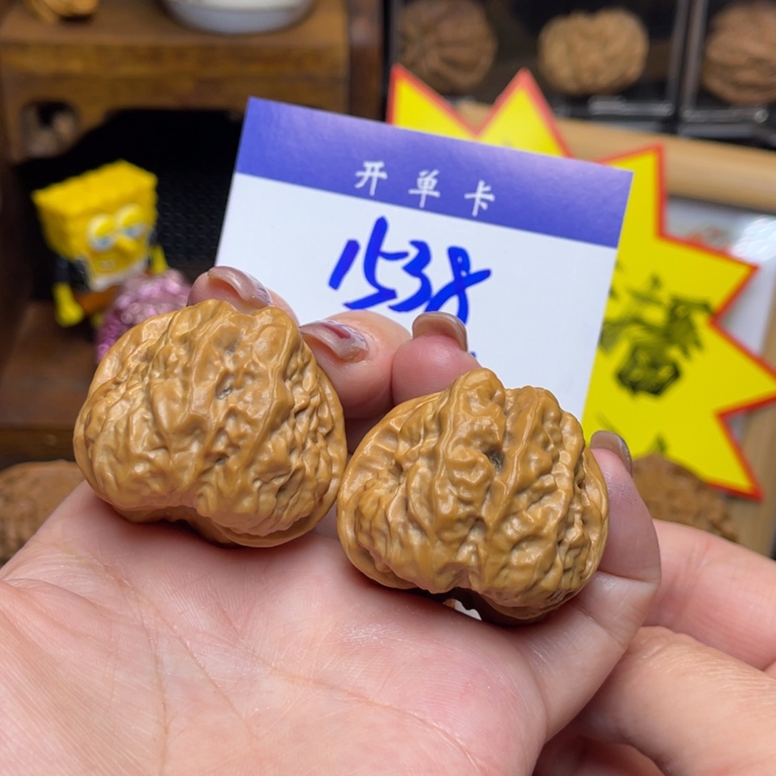 桃核把件蛤蟆头37李。