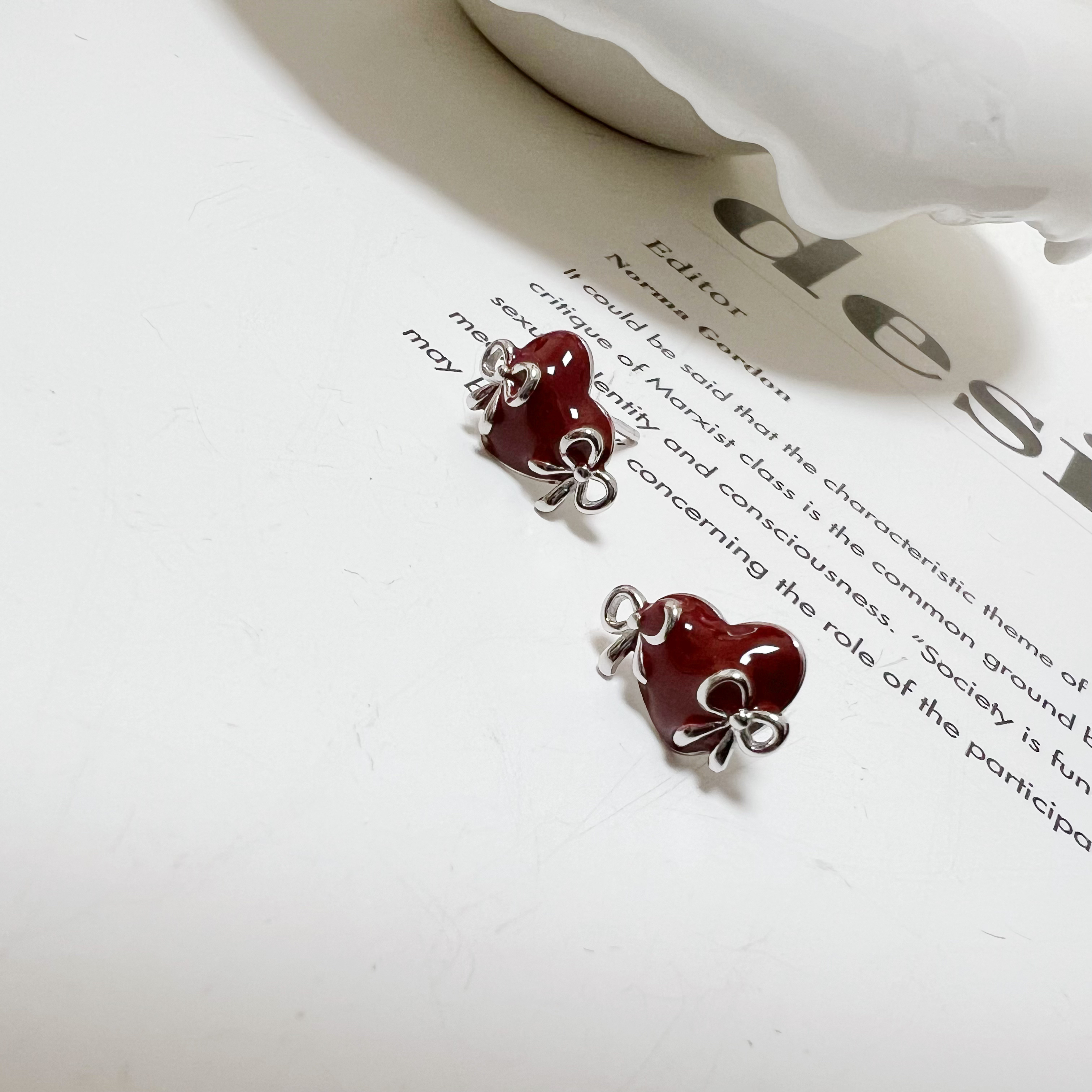 925银耳饰 精工时尚百搭电白少女风红色滴釉爱心蝴蝶结银耳饰