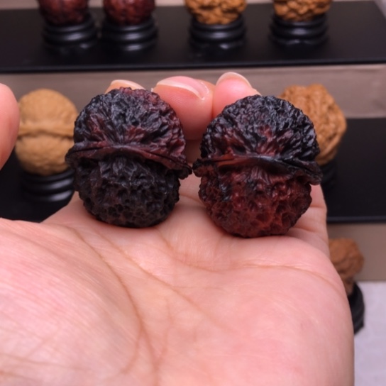 文玩核桃把件龙鳞纹七彩绣球地闷40