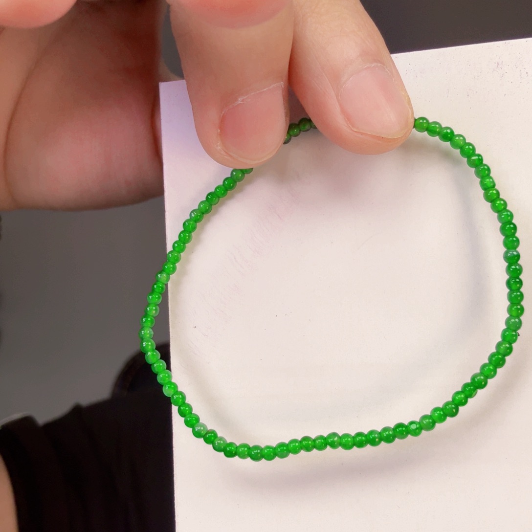 翡翠未镶嵌颈饰一件