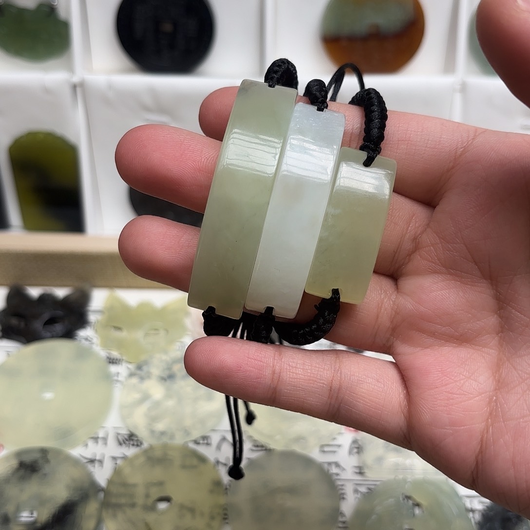 蛇纹石玉颈饰未镶嵌