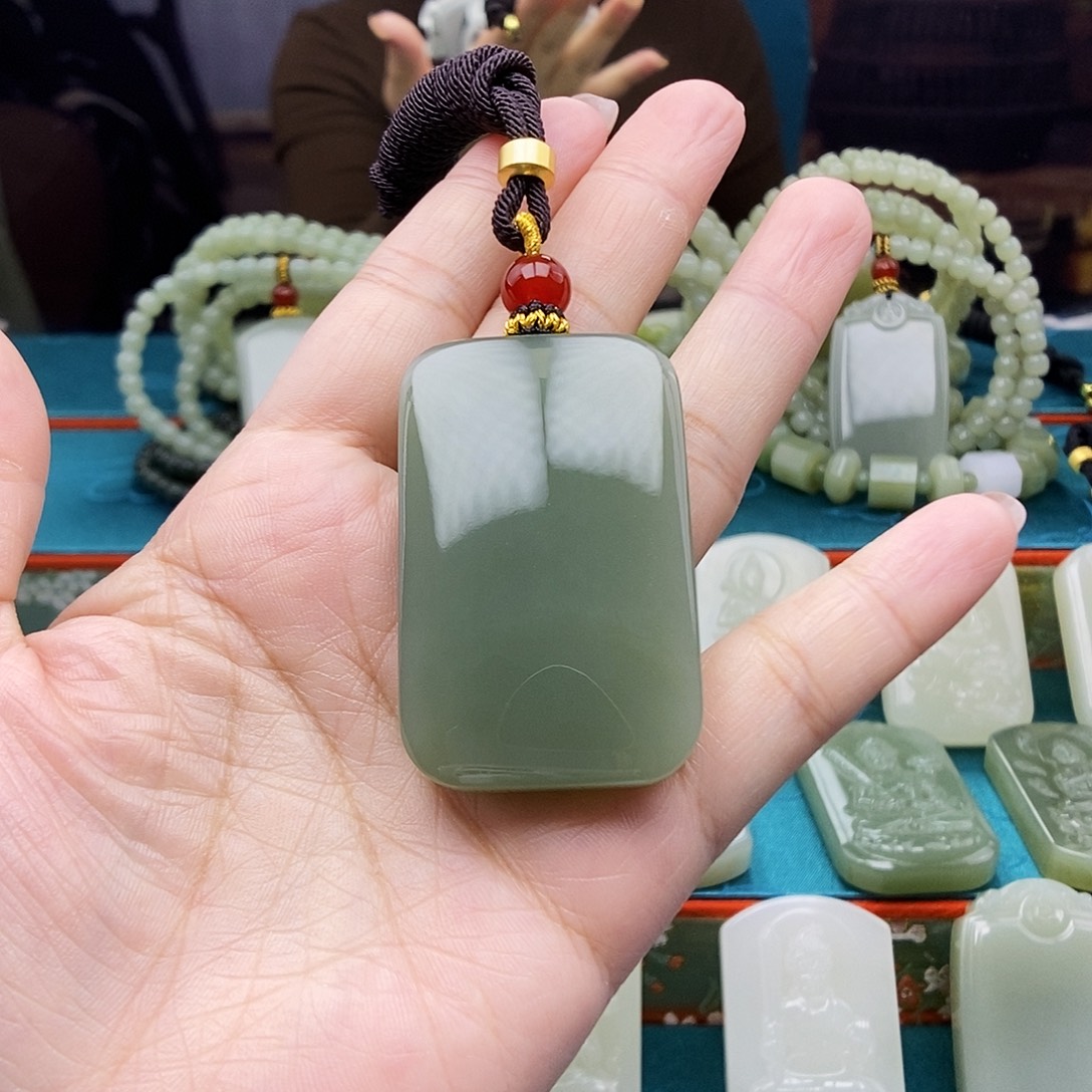 和田玉未镶嵌颈饰无事牌