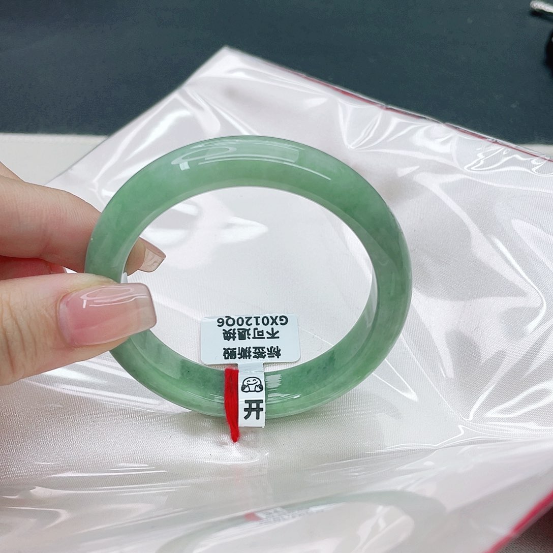 翡翠手镯未镶嵌正54