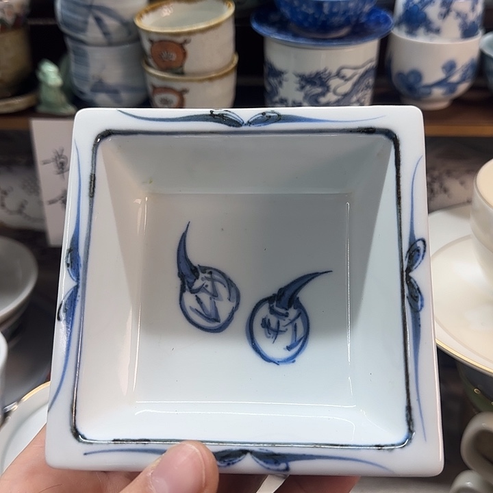橘吉底款青花手绘方碗