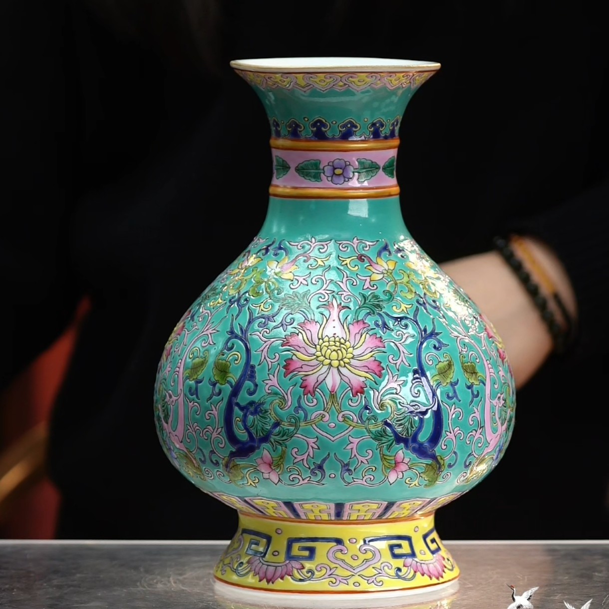 松石绿地粉彩缠枝西番莲纹琵琶樽