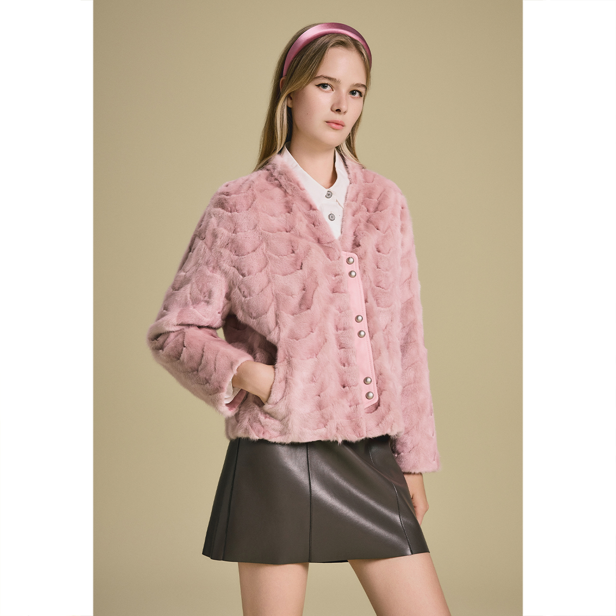 诗篇2025年新款奢华小香风气质V领短款水貂皮草外套6C65309033