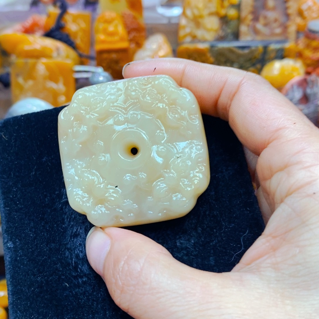 未镶嵌石英质玉（黄龙玉）颈饰