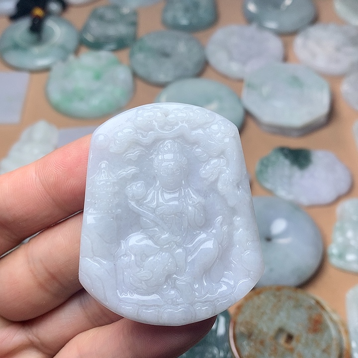 翡翠未镶嵌颈饰文殊