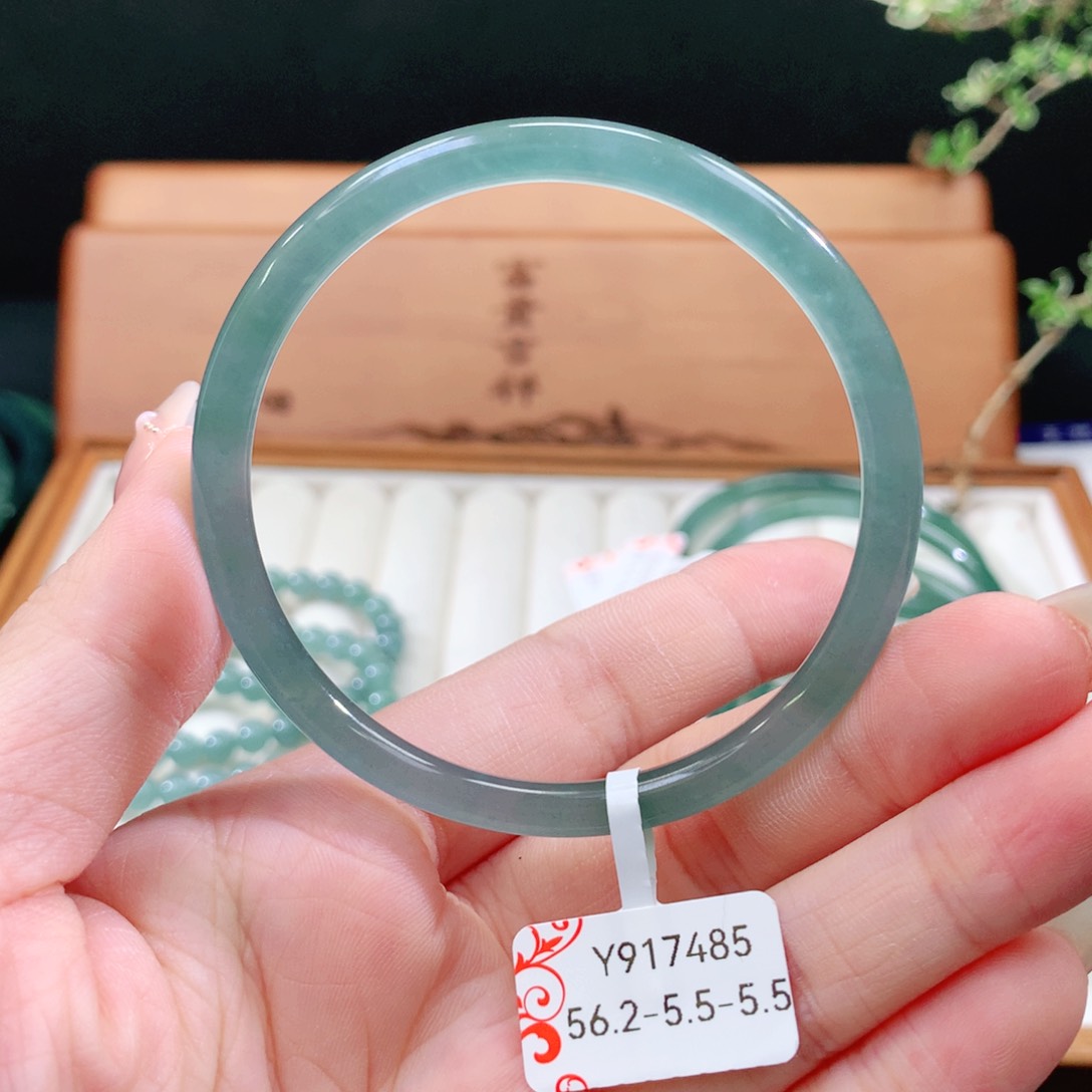 翡翠手镯未镶嵌天然